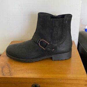 Bottle with side zip n buckle on outside